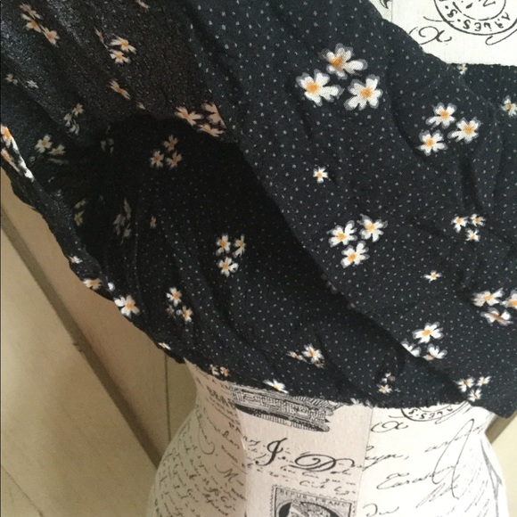 🌼🌼American Eagle Daisy Crop Top🌼🌼 - Picture 3 of 5